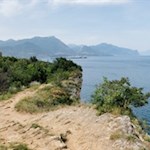 Teile des Weges führen an steil abfallenden Küsten entlang