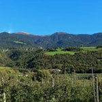 Der Brixner Hausberg vor klarem Herbsthimmel