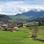 Vom Gasthof Schlern führt der Weg zunächst durch Wiesen