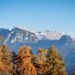 Herbstlich gefärbter Blick auf die Hammerwand, den Rosengarten und den Tschafon