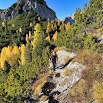 Con la Croda dell'Arghena alle spalle fino alle Tre Cime di Lavaredo