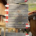 Der Anstieg auf das Spronser Joch ist mit 3:10 h ausgeschildert