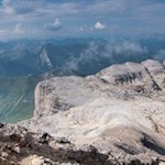 Rückwärtsgewandter Blick auf den Aufstiegsweg von der Pordoischarte