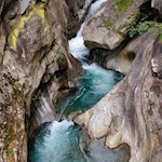 Die Passer zwängt sich durch abgeschliffene Felsengen