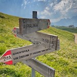 Da Störes, il sentiero n. 24 conduce alla vicina baita Pralongia