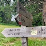 Nach einer guten halben Stunde zweigt rechts der Weg zur Tuene Hütte ab