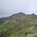 Neben uns erhebt sich die wuchtige Eidechsspitze