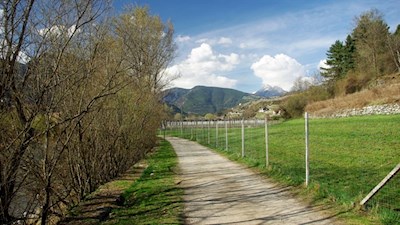 Am orographisch linken Flussufer in Richtung Neustift