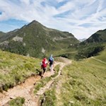 Rückwärtsgewandter Blick auf den Ochsenboden und den dahinter aufragenden Fallmetzer
