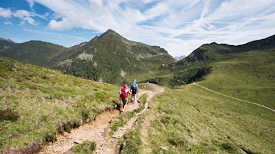 Rückwärtsgewandter Blick auf den Ochsenboden und den dahinter aufragenden Fallmetzer
