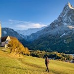 St-Valentin-Kirche-vor-der-Kulisse-des-Schlern