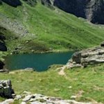 Am felsumschlossenen Großen Seefeldsee im Altfasstal