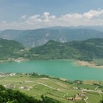 Blick auf den Kalterer See, den größten Natursee Südtirols