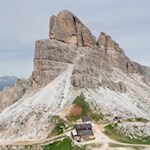 Il rifugio Averau ai piedi dell'imponente Averau