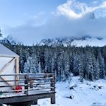 In der Adventszeit umrahmt ein Weihnachtsmarkt den Karersee 