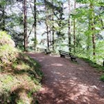 Längs des Riffianer Waalweges laden Bänke zum entspannten Verweilen ein