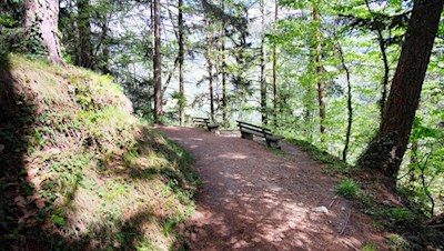 Längs des Riffianer Waalweges laden Bänke zum entspannten Verweilen ein
