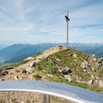 Der Große Gitsch wird von einem schlichten Holzkreuz und einem Panoramatisch geschmückt