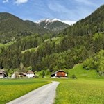 Blick vom Tal zur Hofstatt Alm