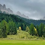 Neben uns erheben sich die zerklüfteten Felswände des Latemar