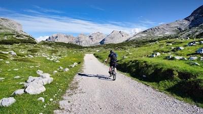 Anche gli appassionati di mountain bike amano visitare il lago di Limo