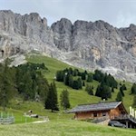 Almhütte-Messnerjoch-am-Fuße-des-Rosengarten