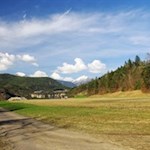 In der Ferne taucht bereits der Plaicknerhof auf