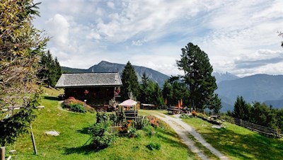 Unterpulghütte mit der Raschötz im Hintergrund