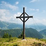 Das-formschöne-Gipfelkreuz-der-Mittagsspitze