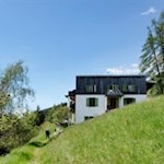 Das Berggasthaus Briol atmet die schlichte Eleganz des Bauhausstils