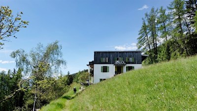 Das Berggasthaus Briol atmet die schlichte Eleganz des Bauhausstils