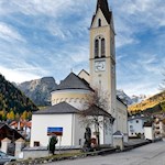 Nahe der Dorfkirche in Campill finden sich einige Parkmöglichkeiten