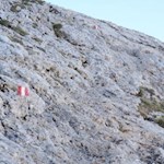 Die roten Markierungen weisen den Weg durch die Steinwüste des Settsass