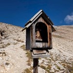 Auf dem Antoniusjoch wurde dem heiligen Antonius ein hölzernes Denkmal gesetzt