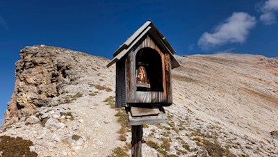 Auf dem Antoniusjoch wurde dem heiligen Antonius ein hölzernes Denkmal gesetzt