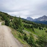 Rückwärtsgewandter Blick auf den Peitlerkofel und die Geisler