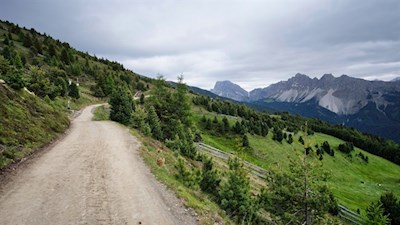 Rückwärtsgewandter Blick auf den Peitlerkofel und die Geisler