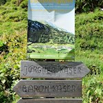 Auf der Vallmingalm heißen gleich drei Almhütten die Wanderer willkommen