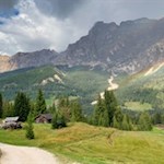 Neben uns erhebt sich die wuchtige Kreuzkofelgruppe