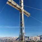 Das markante Gipfelkreuz des Sassongher