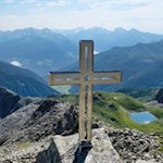 Gipfelkreuz-des-Schaflahnernock-mit-dem-tiefer-liegenden-Tristensee