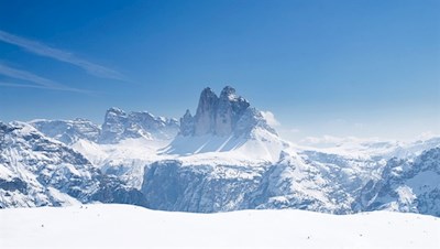 Auf dem Strudelkopf öffnen sich malerische Ausblicke auf die Drei Zinnen