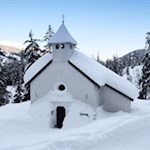 Die schneebedeckte Kapelle St. Salvator beim Wildbad Innichen