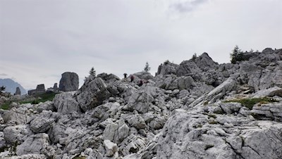 Il ghiaione dell'Averau che porta al rifugio Scoiattoli