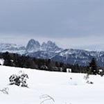 Hinter uns erheben sich der Sellastock, der Lang- und Plattkofel