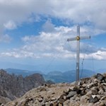 Das elegante Gipfelkreuz der Östlichen Latemarspitze