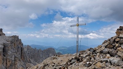 Das elegante Gipfelkreuz der Östlichen Latemarspitze