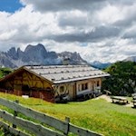 Die-Moarboden-Hütte-mit-dem-Rosengarten-im-Hintergrund