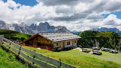 Die Moarboden Hütte mit dem Rosengarten im Hintergrund