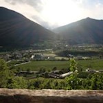 In das warme Licht der Maisonne getaucht: Vahrn am Eingang des Schalderer Tales